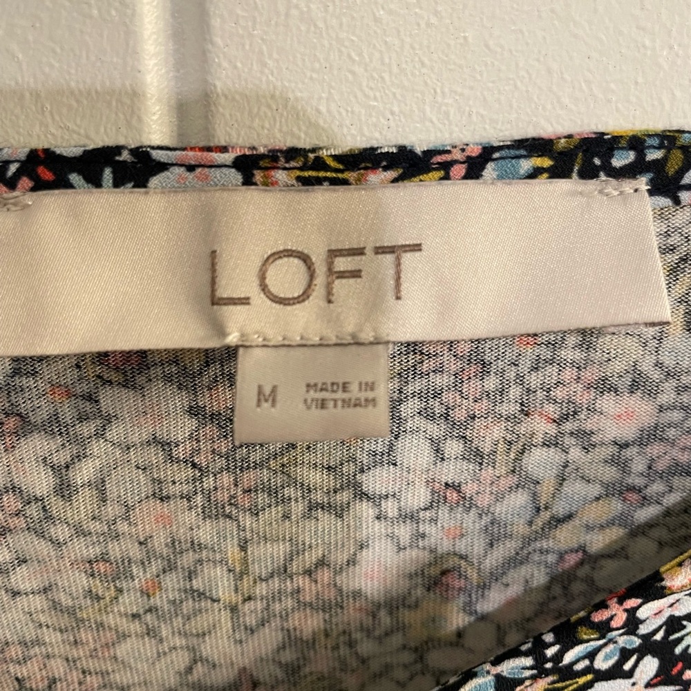 LOFT women’s Flutter sleeve shirt. Floral. Size Medium. 100% Rayon - Picture 11 of 12
